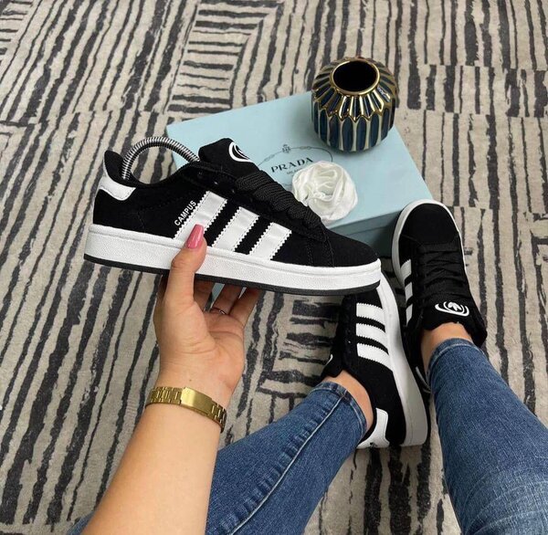 Sneakers noires et blanches tendance