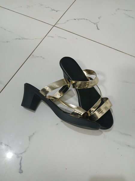 Sandales dorées à talons