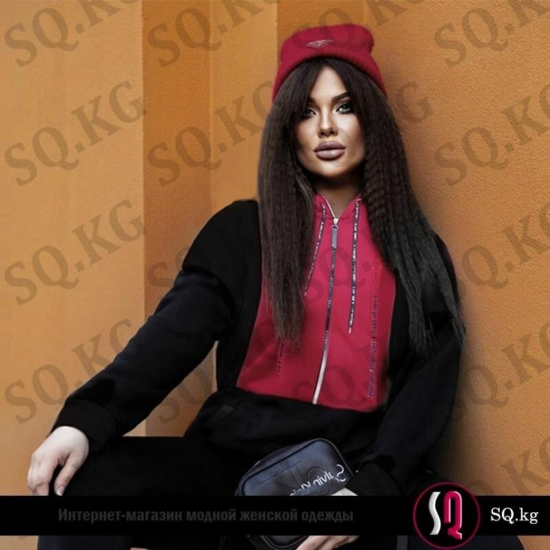 Спортивный костюм черно-малинового цвета