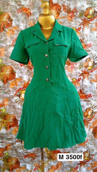 Robe élégante rouge sans manches