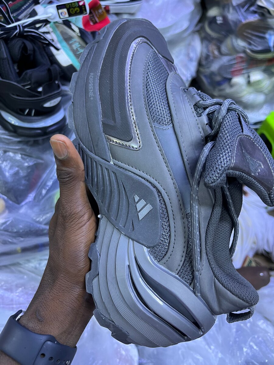 Baskets grises modernes