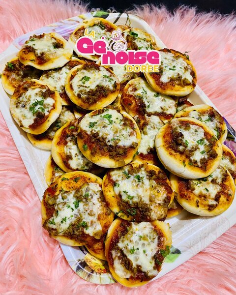 Mini pizzas savoureuses fraîches