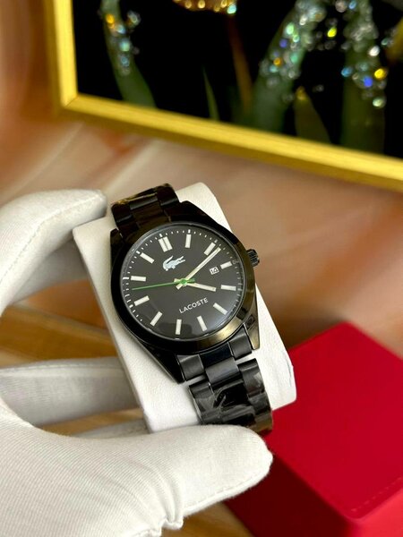 Montre en acier noir élégant