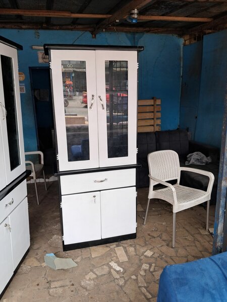 Argentier 2 portes disponibles