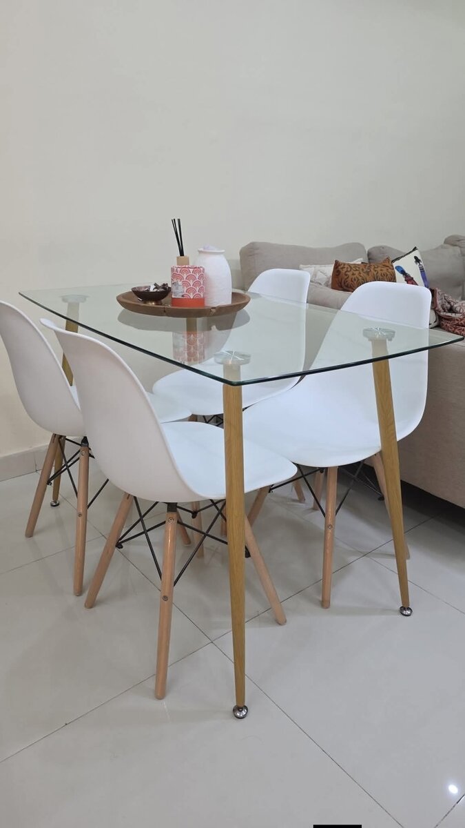 Table et chaises design pour salle à manger