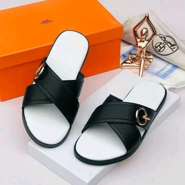 Claquettes croisées élégantes