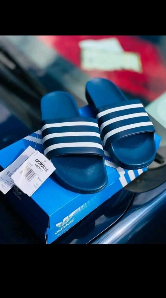 SMOOTH ADILETTE / Slides