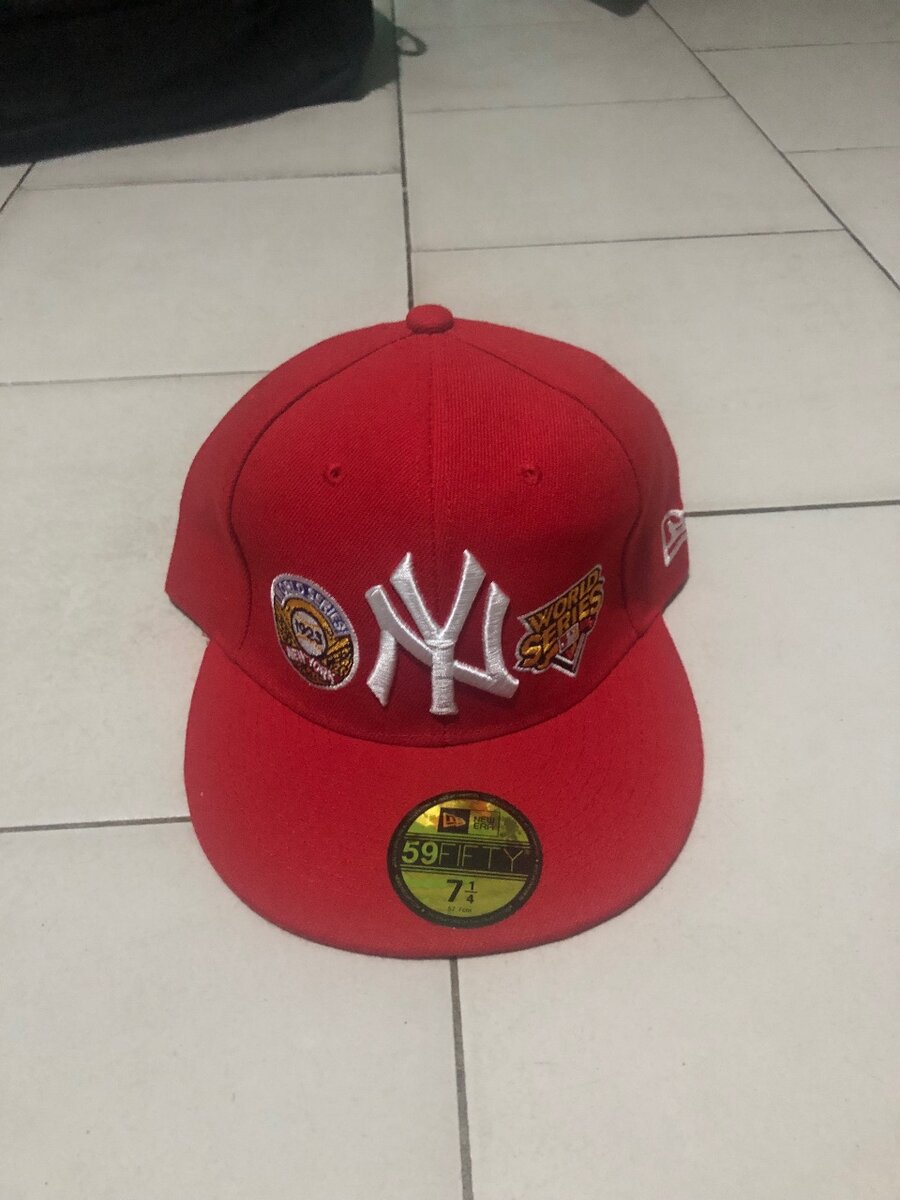 Casquette rouge brodée