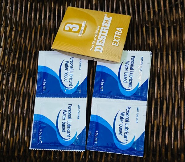 3 préservatifs + 4 lubrifiants