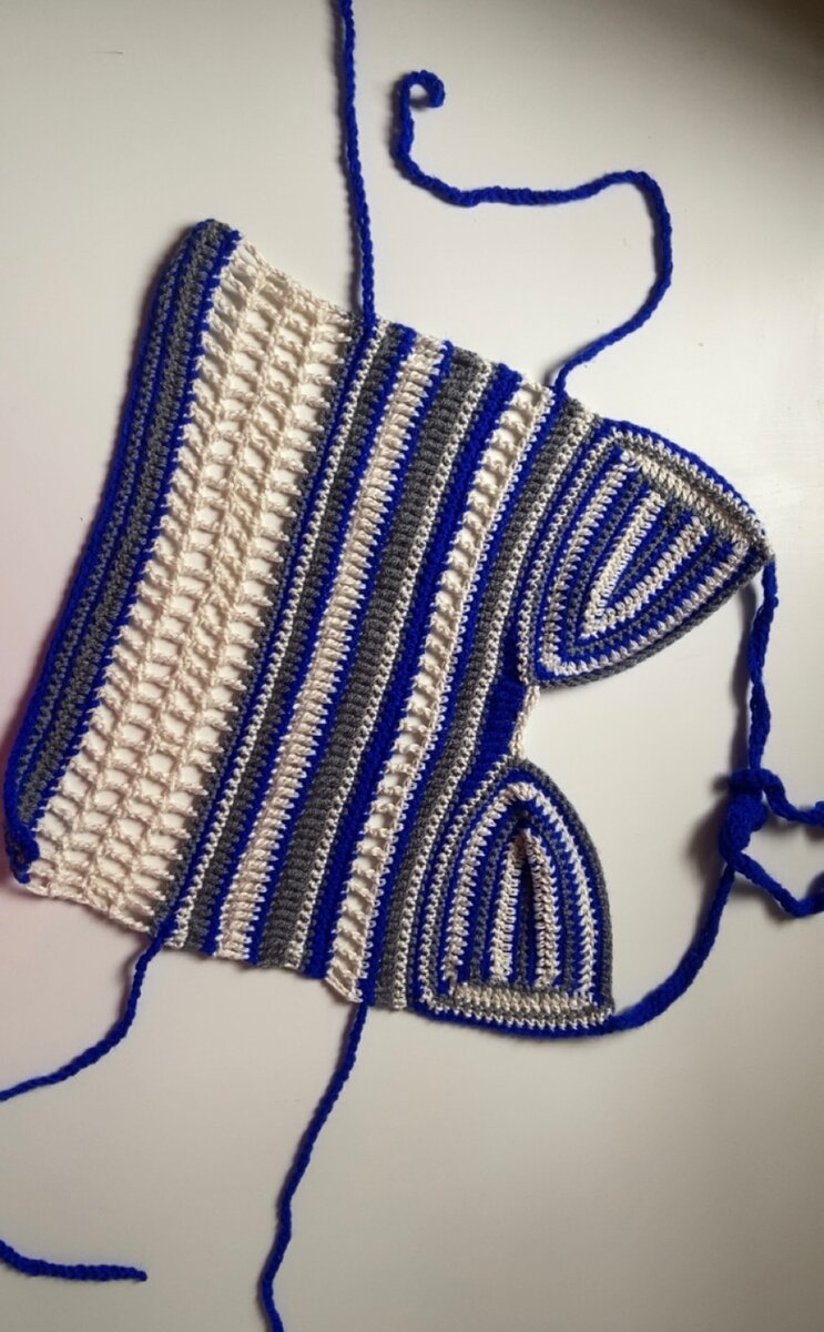 Top crochet bleu, gris, blanc