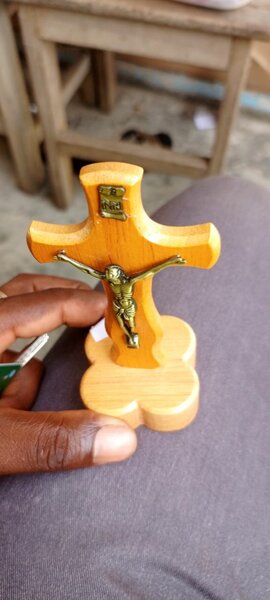 Croix religieuse en bois