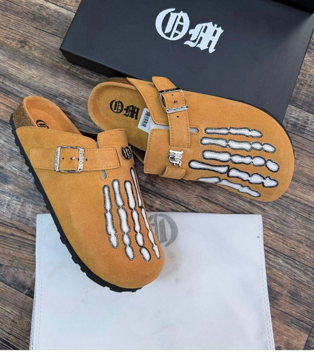 Sabots en suède avec motifs squelettes