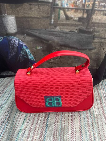 Sac à main rouge tissé élégant