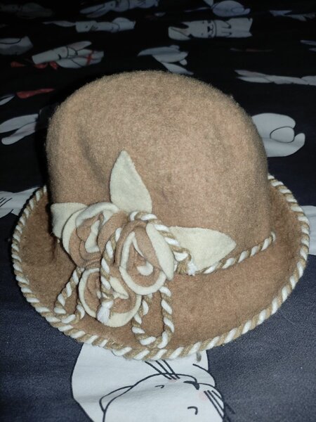 Шляпка фетровая