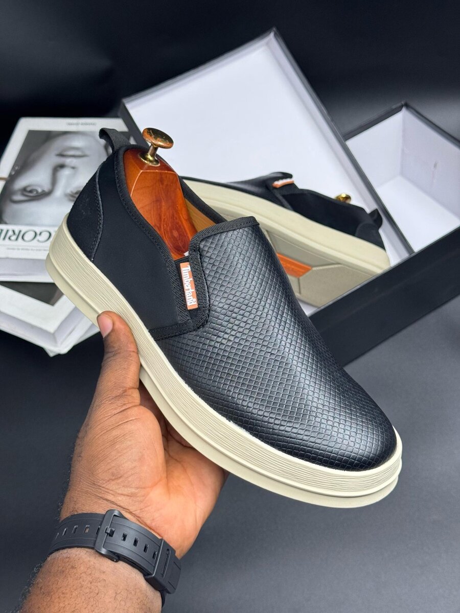 TIMBERLAND BLACK AND BEIGE