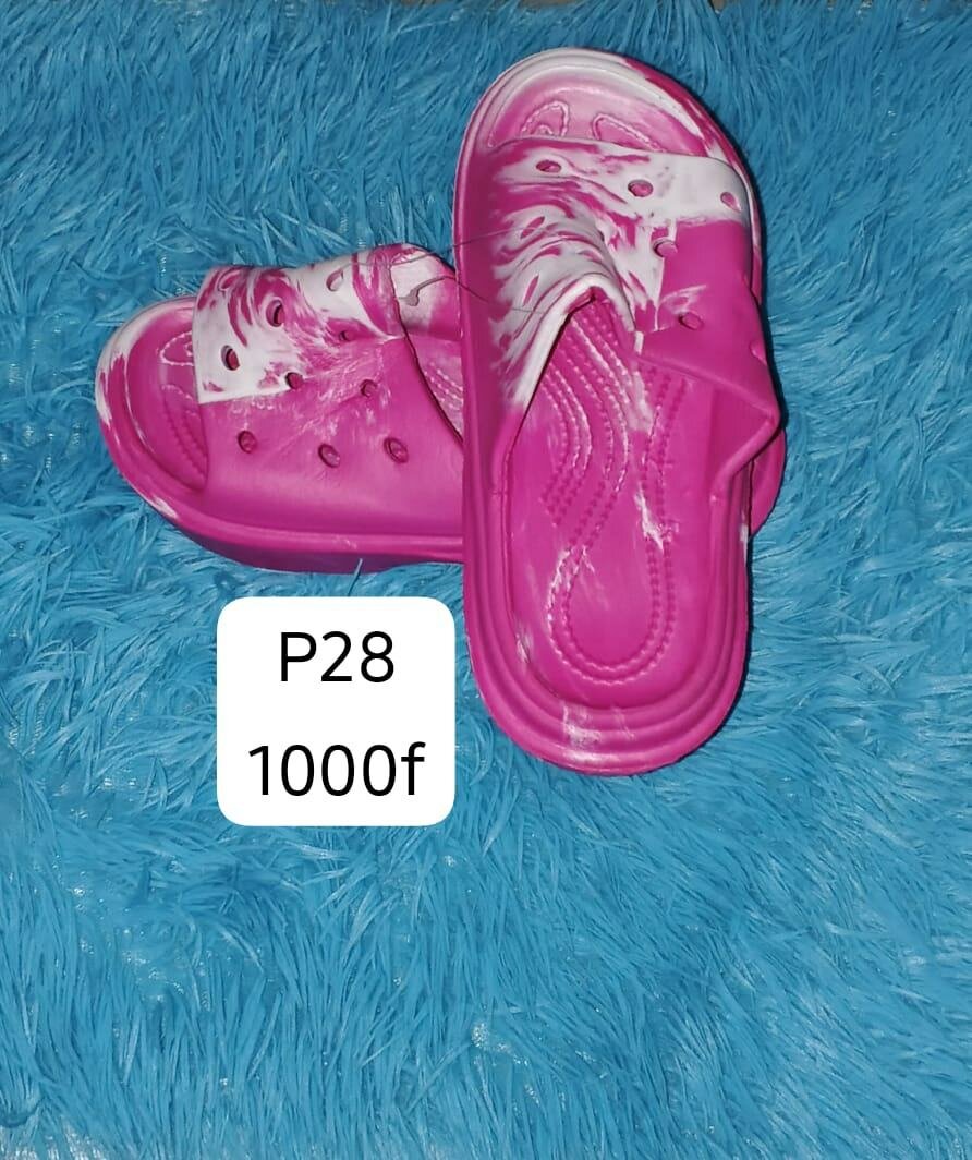 Sandales en plastique coloré