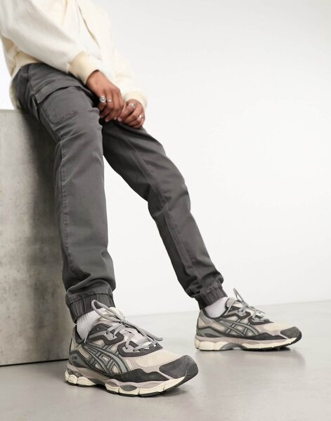 Chaussures de sport grises