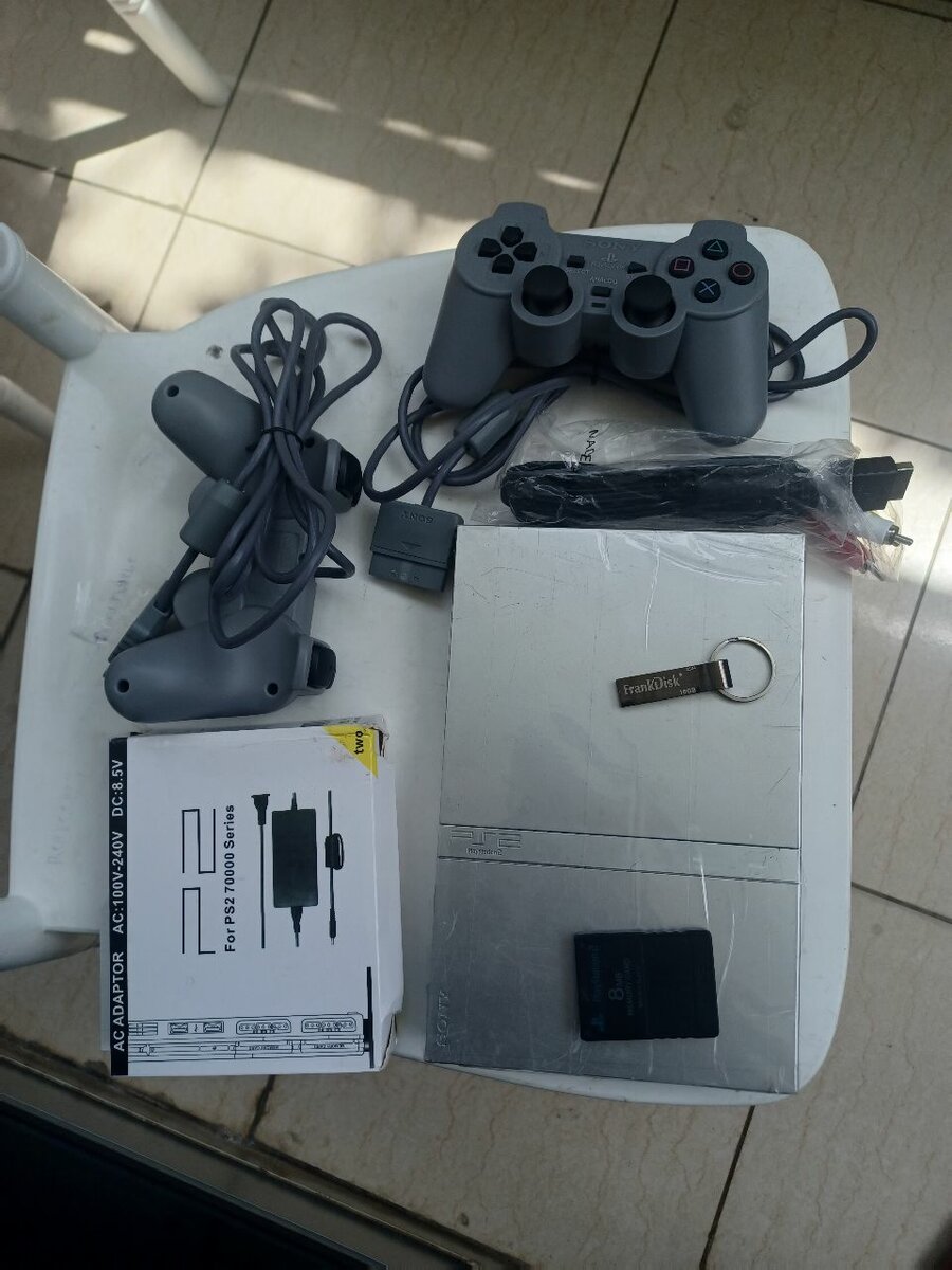 PS2 SLIM +MANETTES  27 JEUX