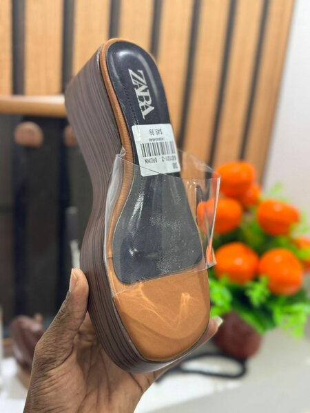 Sandales à talon transparent