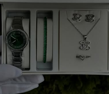 Комплект с наручными часами для женщин