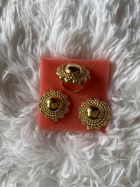 Ensemble de bijoux dorés élégants