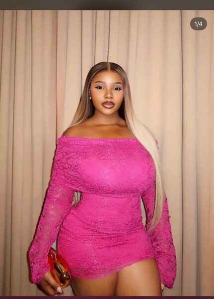 Robe courte rose en dentelle