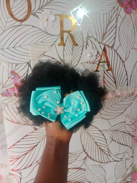 Chouchou afro avec nœud papillon