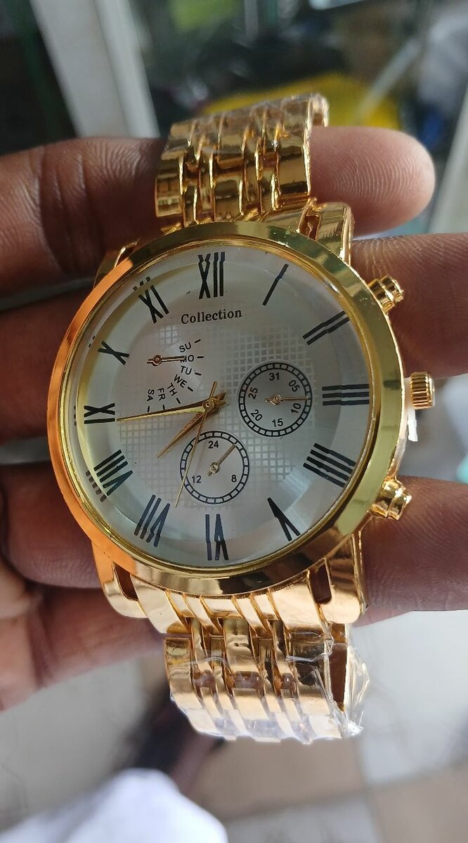 Montre dorée élégante homme