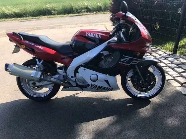 Moto Yamaha sportive rouge