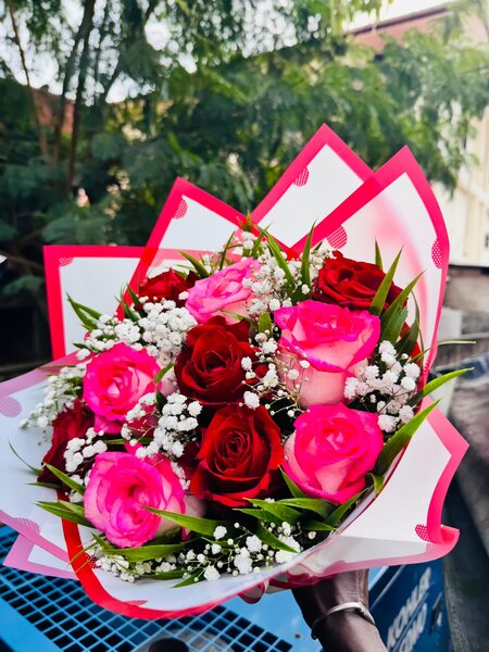 Bouquet de roses rouges et roses