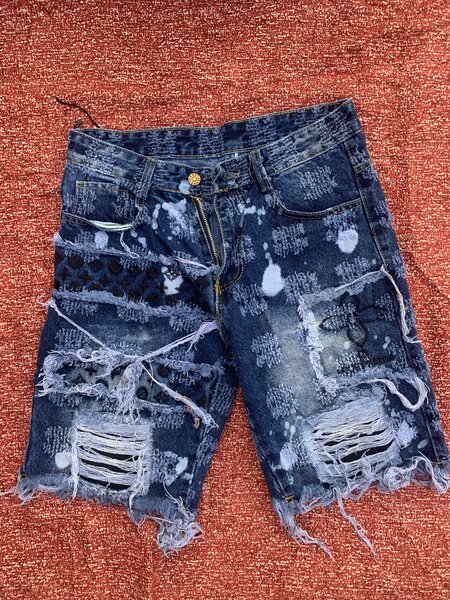 Shorts homme déchirés et ornés