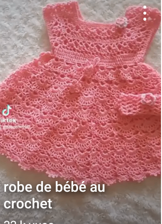 Robe Bébé au Crochet Élégante