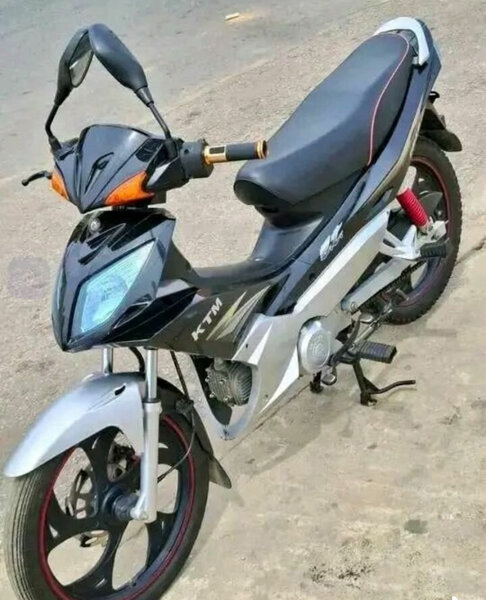 Moto KTM RC noire et argent