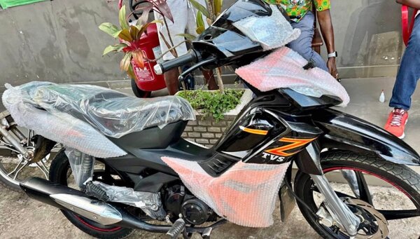 Nouvelle moto TVS noir brillant