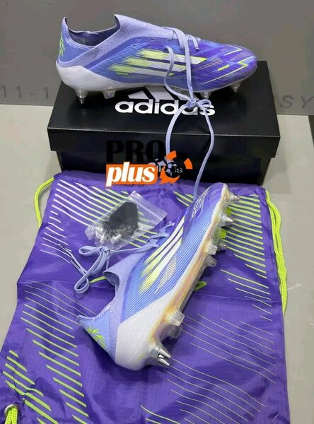 Chaussures de football Nike et Adidas