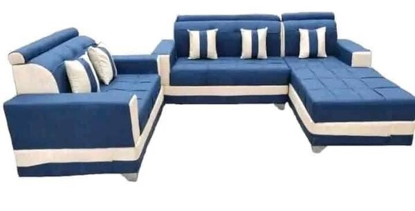 Canapé d'angle bleu avec coussins