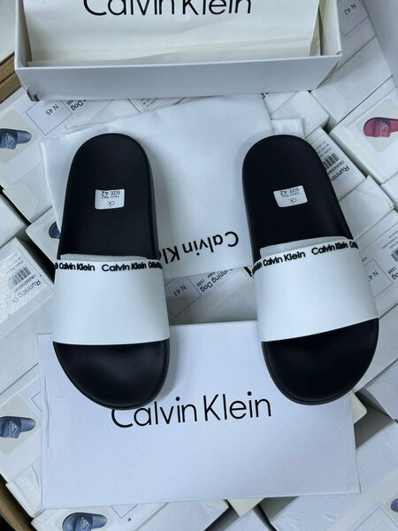 Tongs Off-White et Calvin Klein