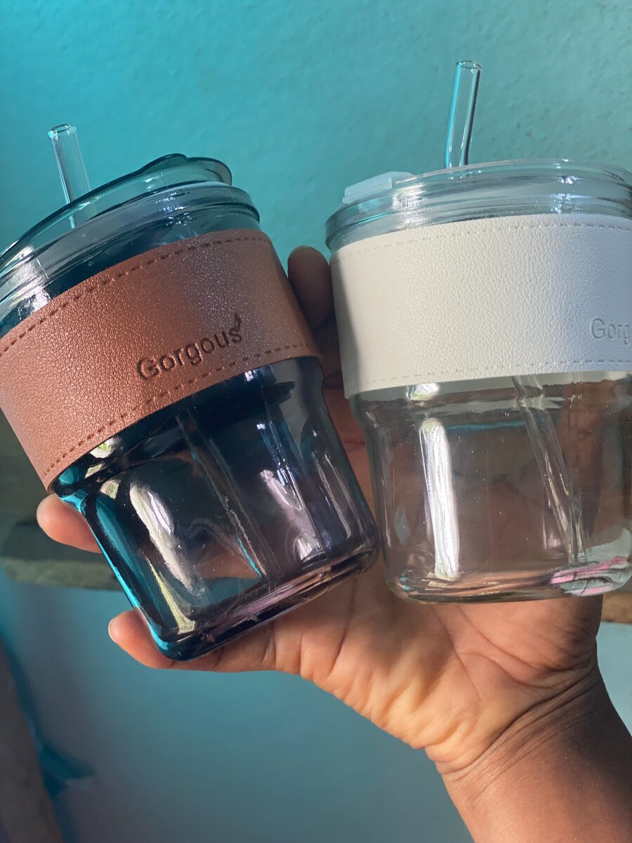 Bocaux en verre colorés avec paille