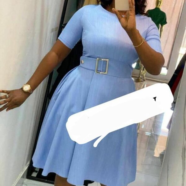 Robe évasée bleu élégante