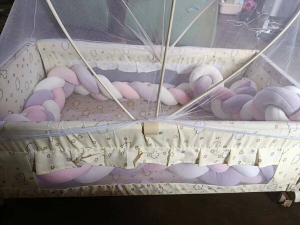 Lit bébé avec moustiquaire