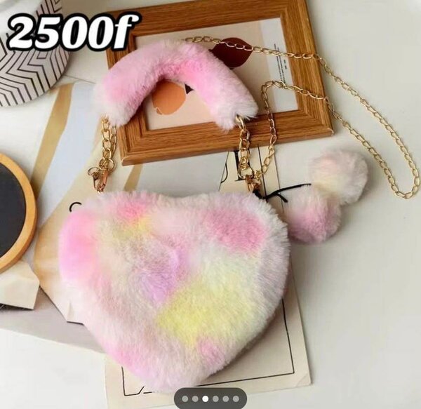 Sac à main en forme de cœur en peluche pastel