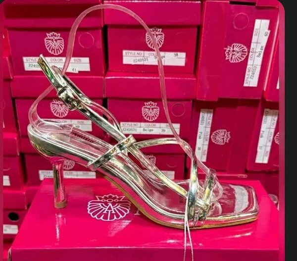 Sandales à talons transparents