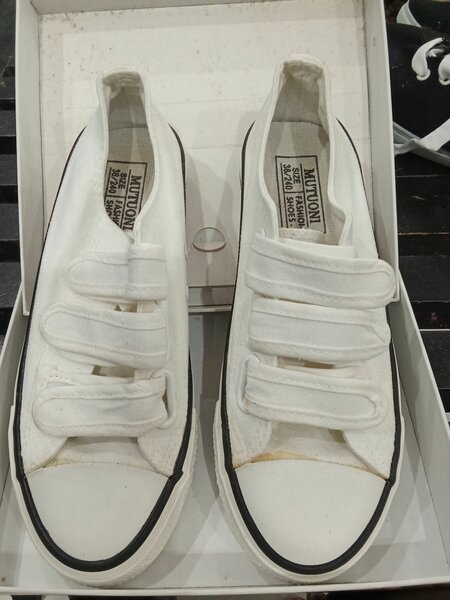 Baskets blanches à scratch