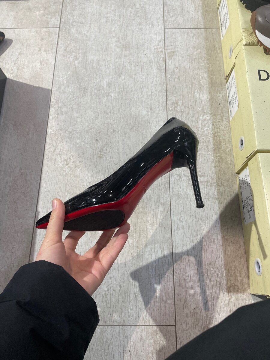 Та самая лодочка с красной подошвой