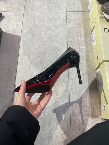 Та самая лодочка с красной подошвой