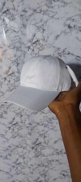 Casquette blanche élégante