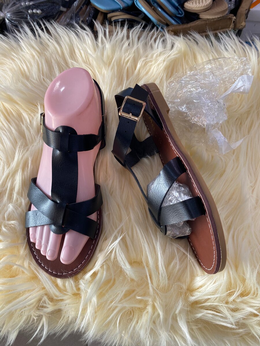 Sandales en cuir noir élégantes