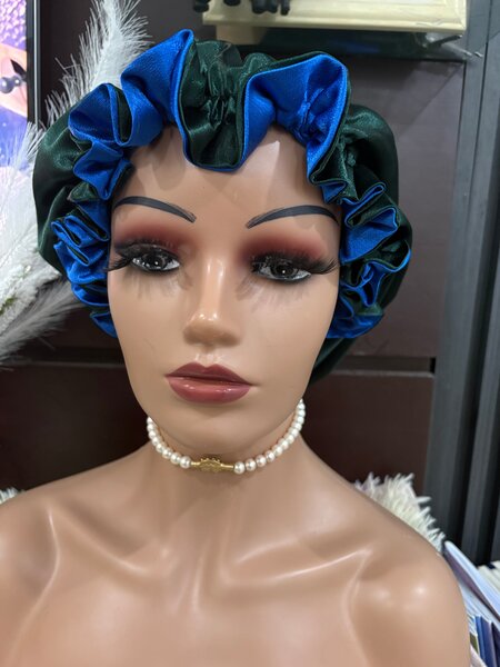 Bonnet en satin réversible