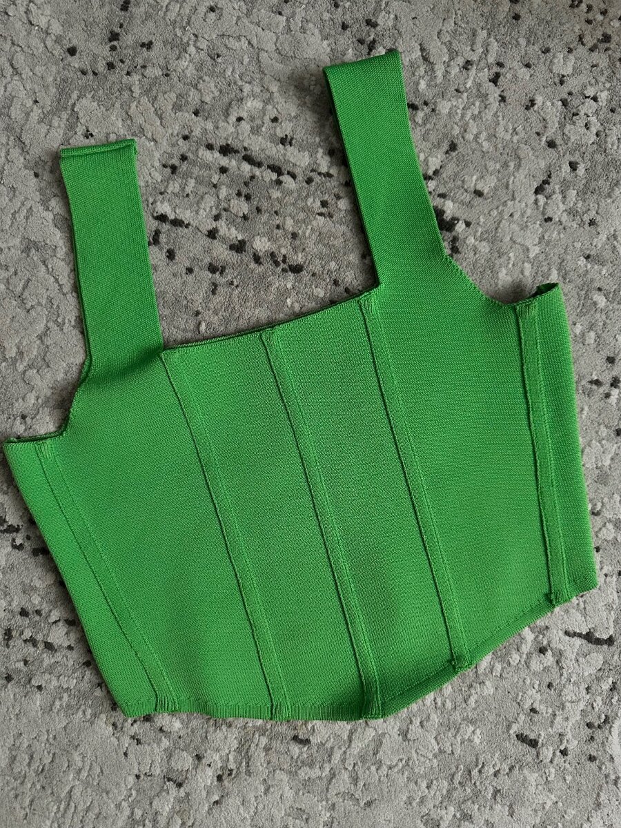 Зеленый плотный топ