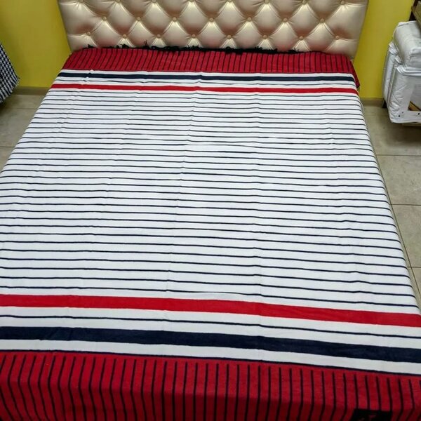 Мягкий и легкий двухсторонний плед